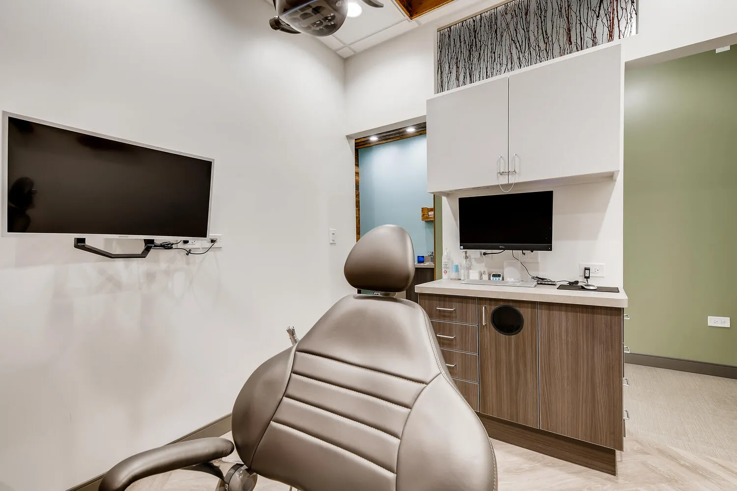 Patient-friendly dental chair and treatment setup