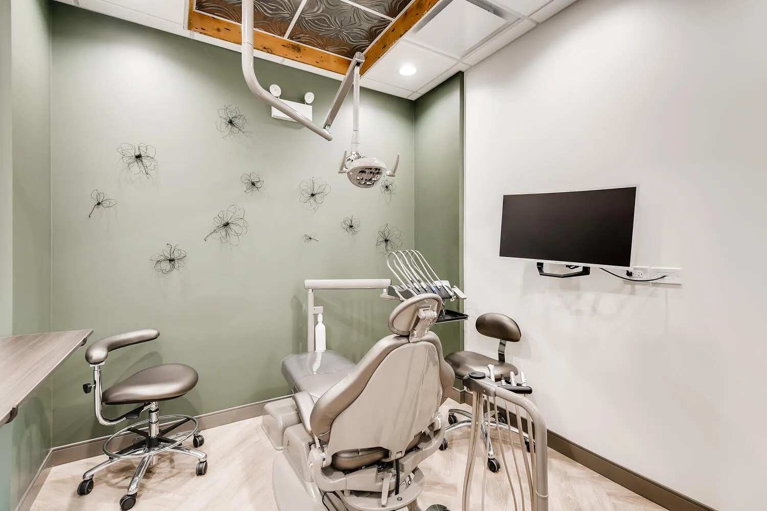 Fully equipped operatory with advanced dental technology